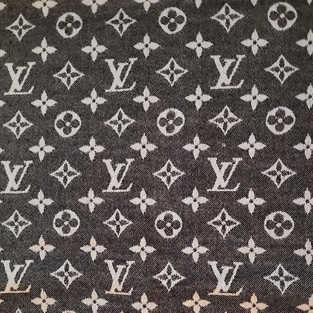 Louis Vuitton Monogram Wool+Silk Scarf/Shawl in Charcol, Silver & Light Grey - Picture 4 of 11